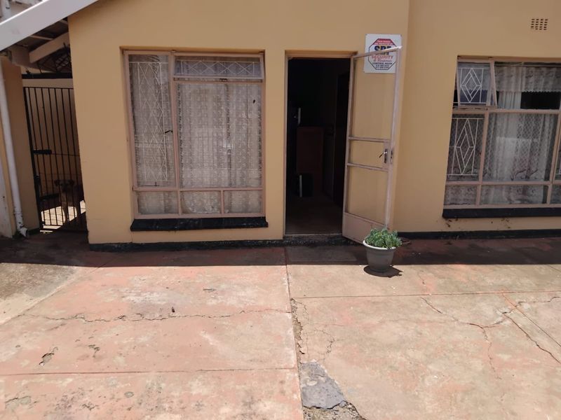 4 Bedroom family home with built in braai and pool vibe - Photo 6