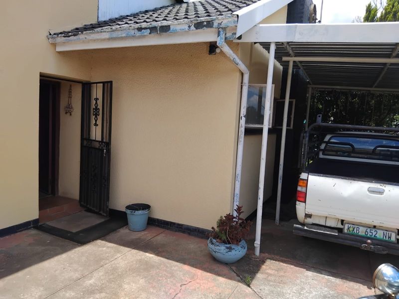 4 Bedroom family home with built in braai and pool vibe - Photo 4