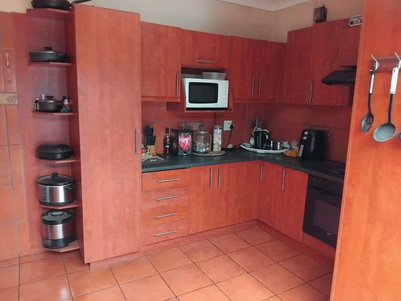 4 Bedroom family home with built in braai and pool vibe - Photo 1