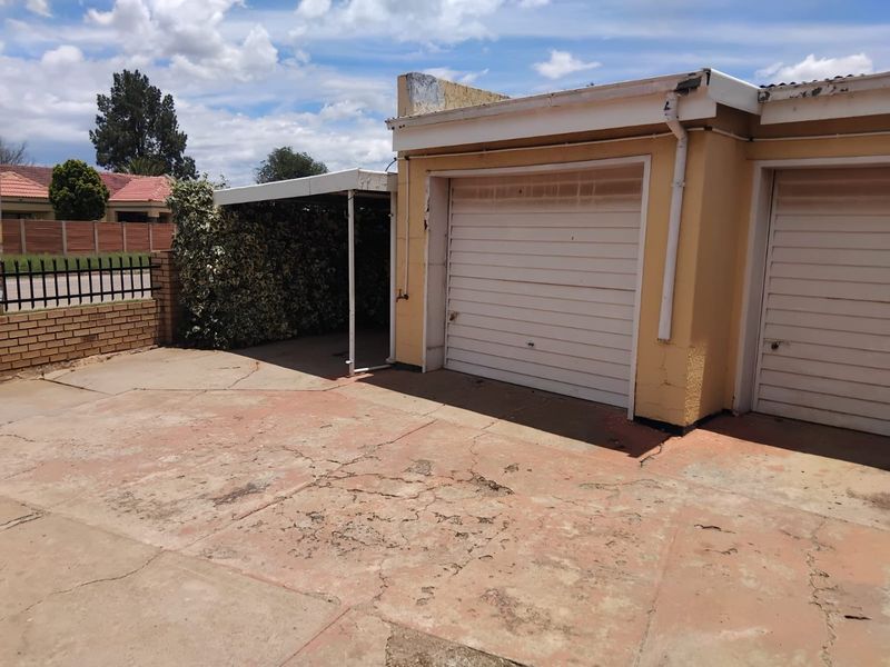 4 Bedroom family home with built in braai and pool vibe - Photo 5