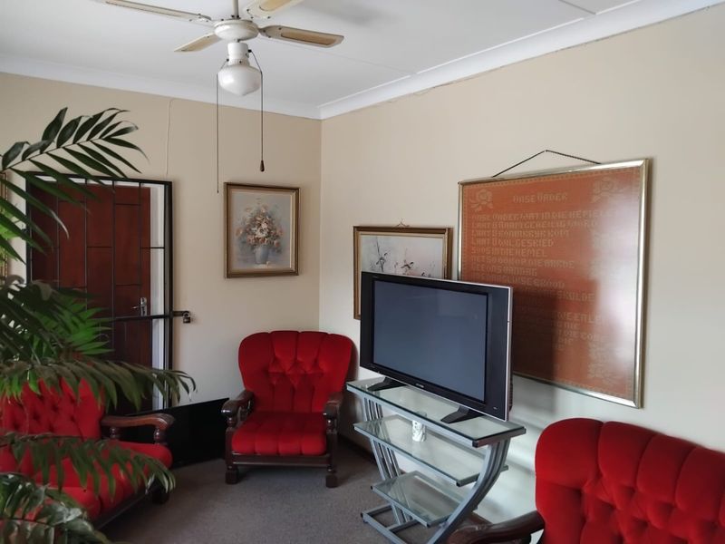 4 Bedroom family home with built in braai and pool vibe - Photo 9