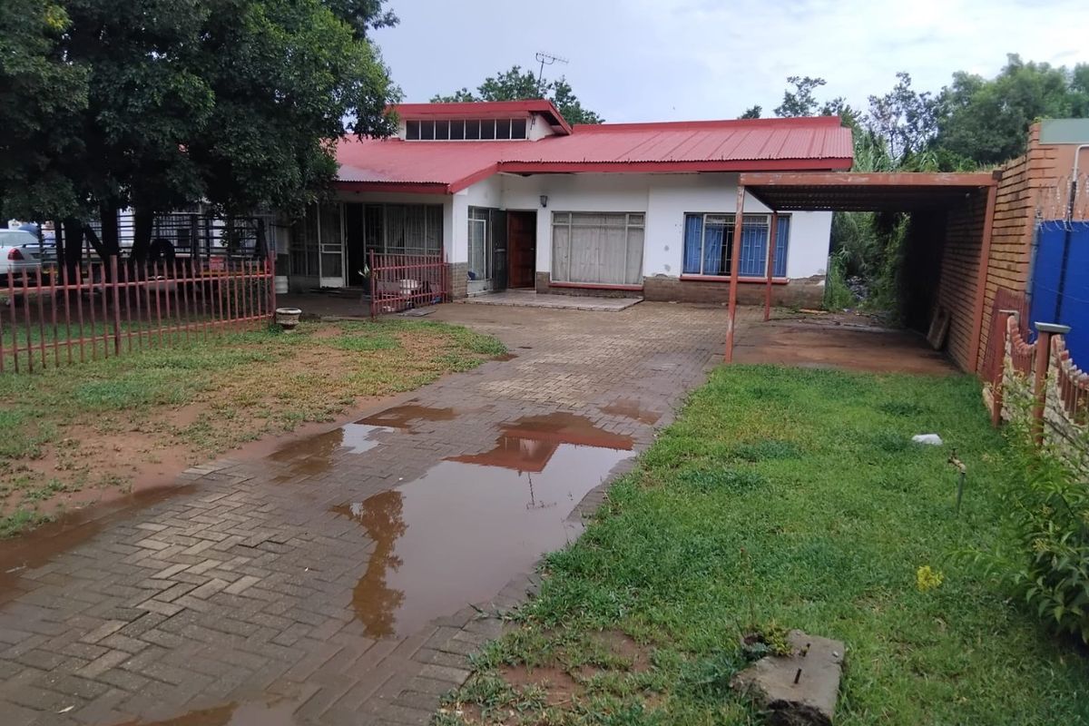Charming 3 Bedroom Meiringspark Home with Flatlet and Garages - Photo 2