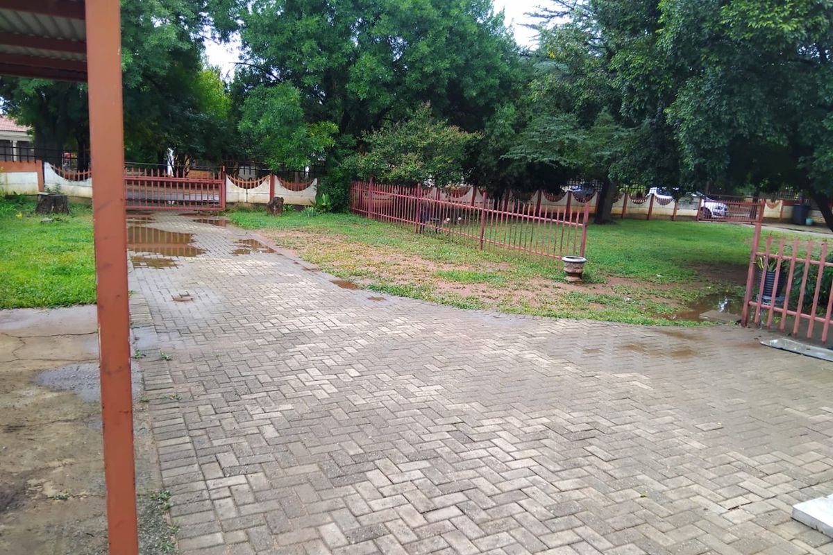 Charming 3 Bedroom Meiringspark Home with Flatlet and Garages - Photo 5