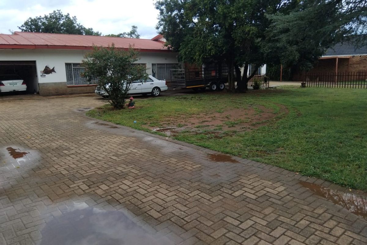 Charming 3 Bedroom Meiringspark Home with Flatlet and Garages - Photo 4