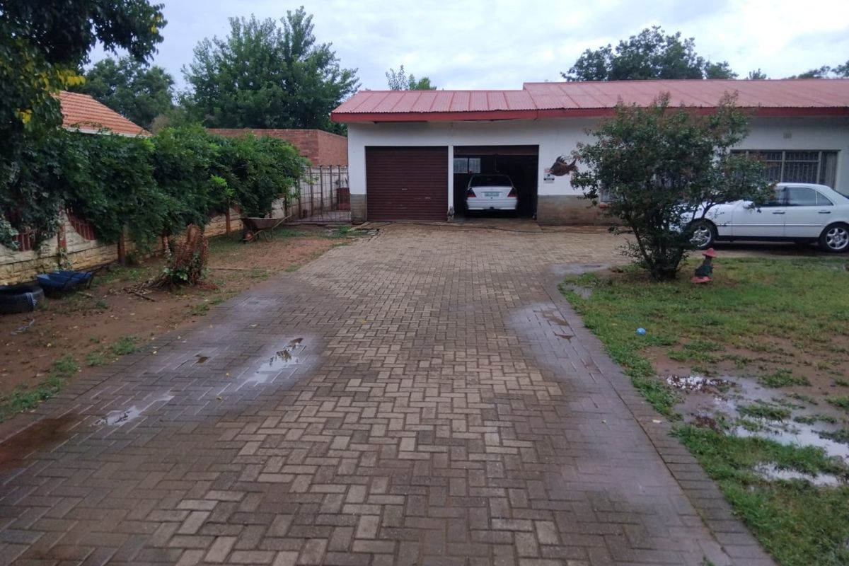 Charming 3 Bedroom Meiringspark Home with Flatlet and Garages - Photo 3