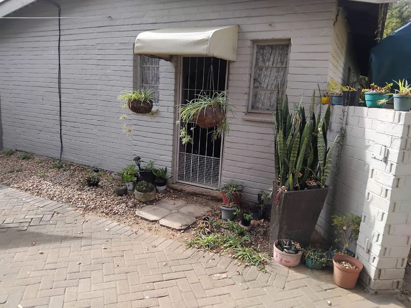 Family Home with Flatlet and Study - Photo 4
