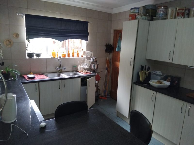 Family Home with Flatlet and Study - Photo 7