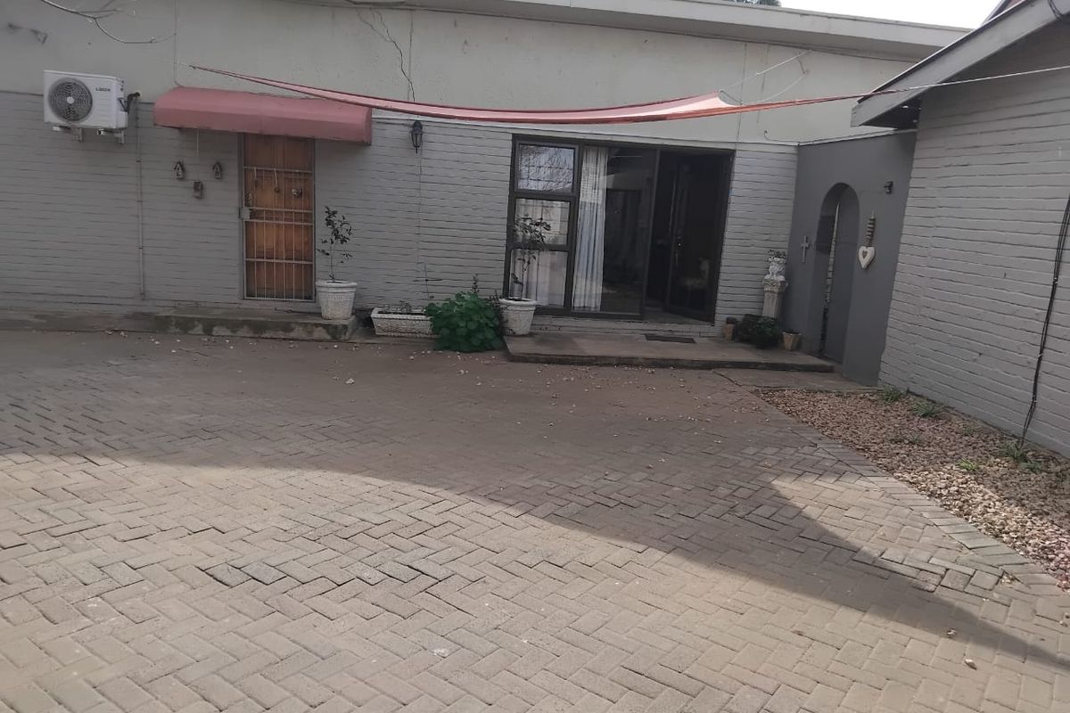 Family Home with Flatlet and Study - Photo 3