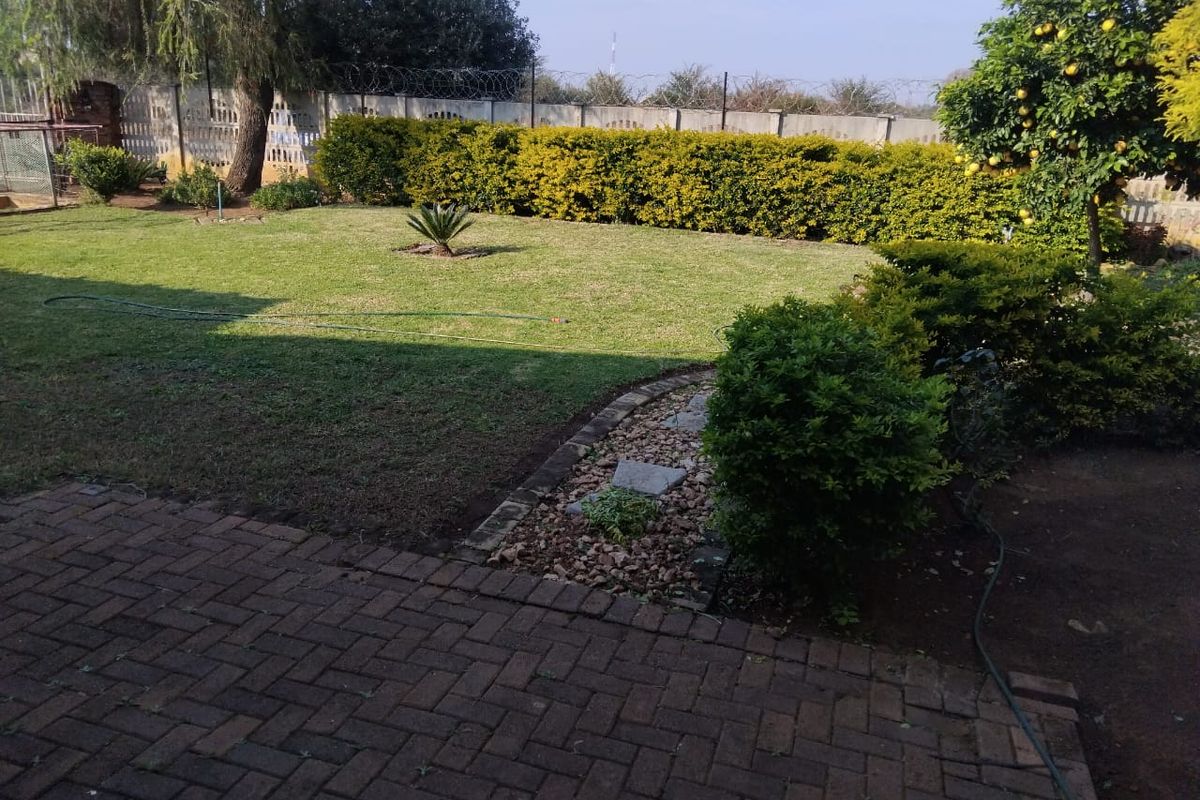 TWO x 3 Bedroom dwellings in Meiringspark - Photo 4