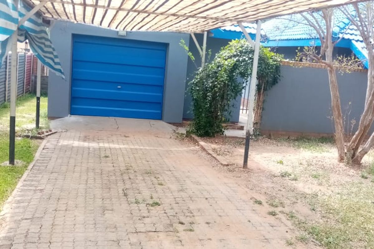 3 Bedroom Klerksdorp Home with Cottage Income Stream - Photo 4