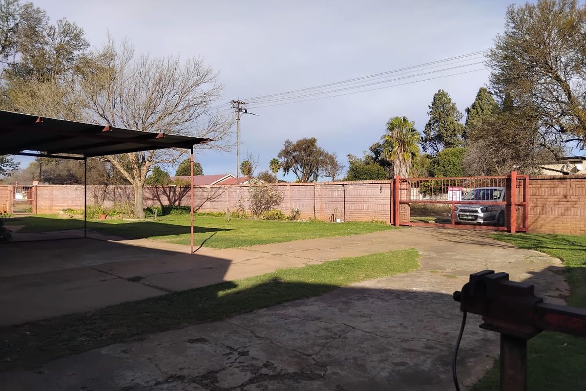 3 Bedroom House with Flatlet for Sale in Meiringspark - Photo 4