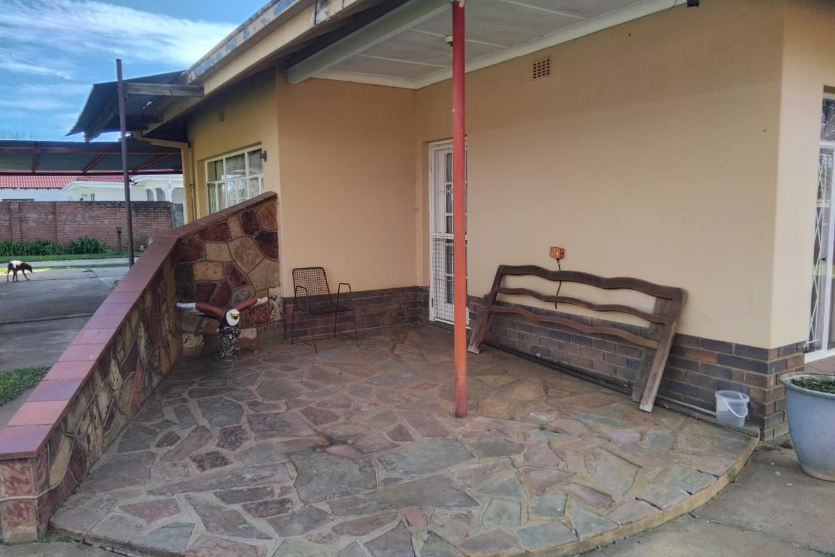 3 Bedroom House with Flatlet for Sale in Meiringspark - Photo 2