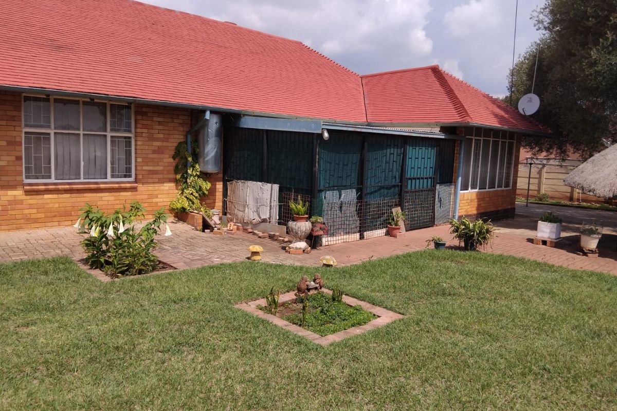 Beutiful Family home in Stilfontein Ext 3 - Photo 3