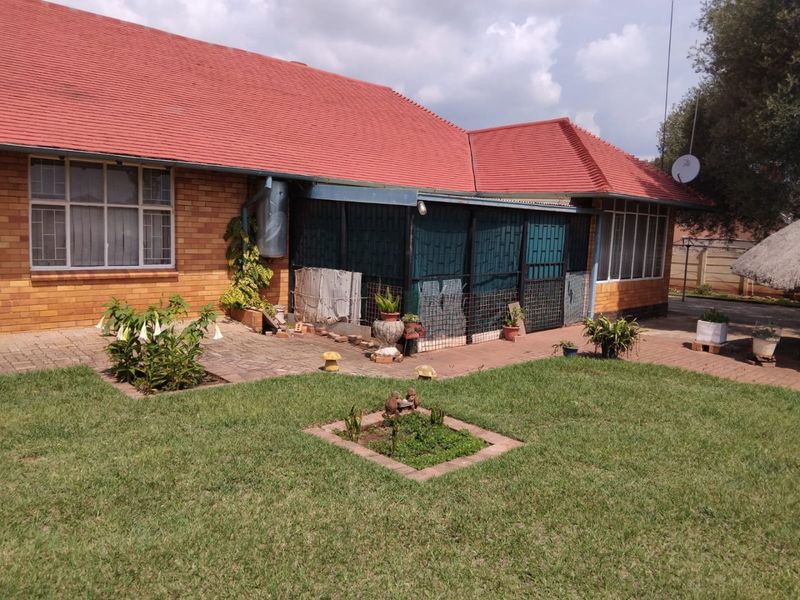 Beutiful Family home in Stilfontein Ext 3 - Photo 3
