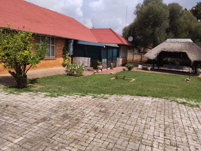 Beutiful Family home in Stilfontein Ext 3 - Photo 9