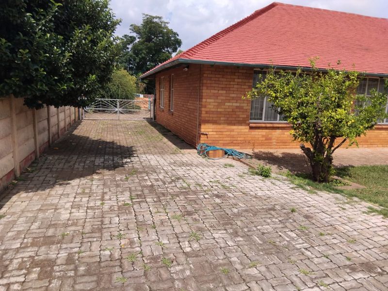 Beutiful Family home in Stilfontein Ext 3 - Photo 8