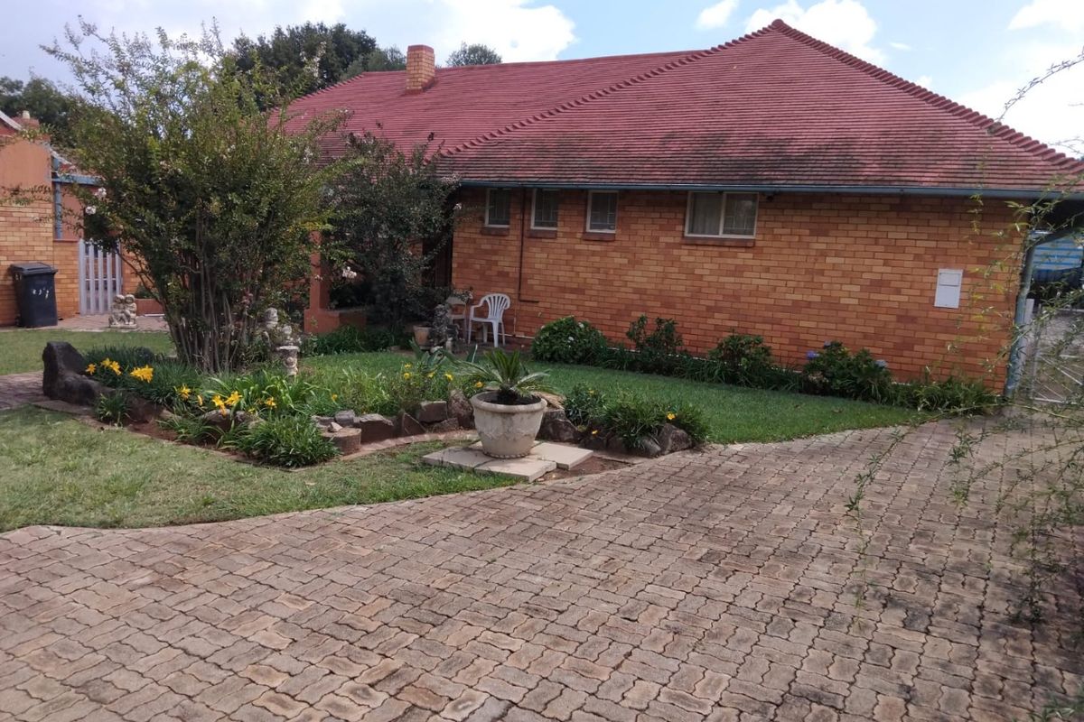 Beutiful Family home in Stilfontein Ext 3 - Photo 2