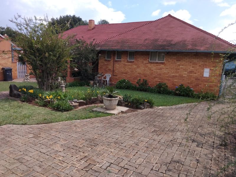 Beutiful Family home in Stilfontein Ext 3 - Photo 2