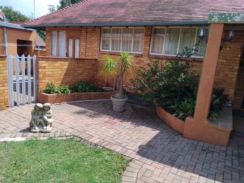 Beutiful Family home in Stilfontein Ext 3 - Photo 1