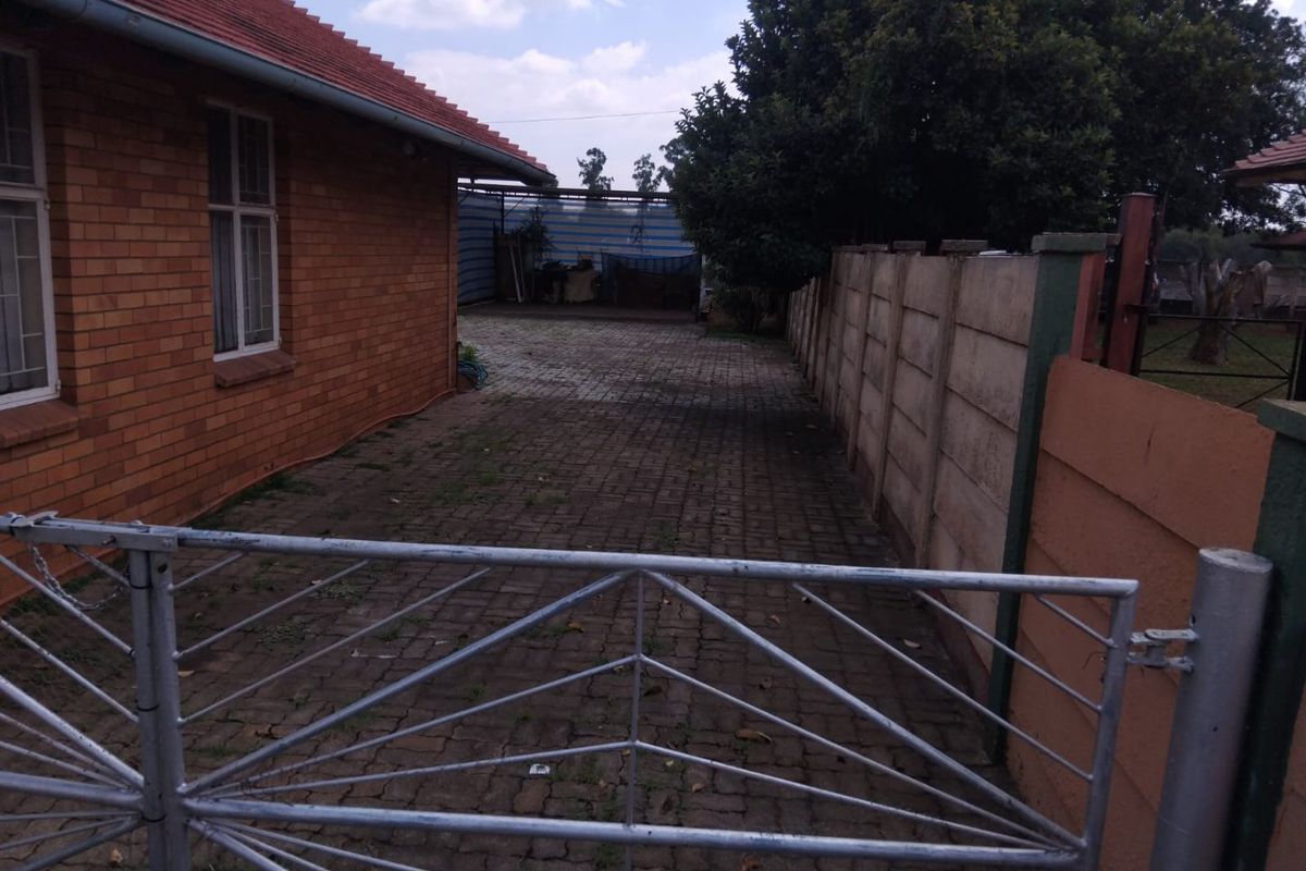 Beutiful Family home in Stilfontein Ext 3 - Photo 4