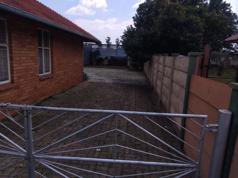 Beutiful Family home in Stilfontein Ext 3 - Photo 4