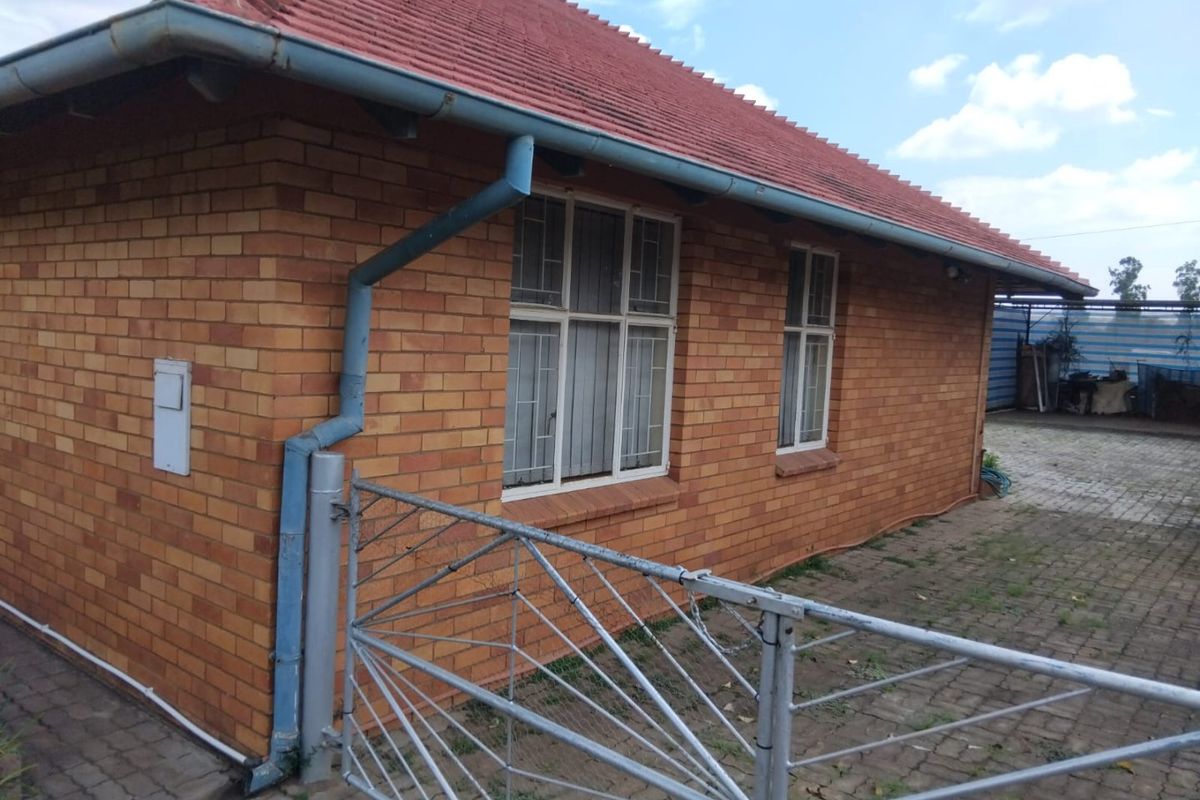 Beutiful Family home in Stilfontein Ext 3 - Photo 5
