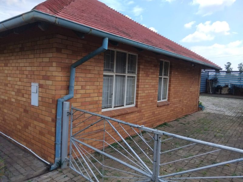 Beutiful Family home in Stilfontein Ext 3 - Photo 5
