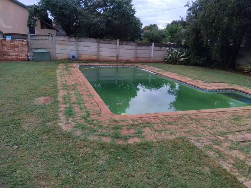 Family home with pool and vast garden - Photo 3