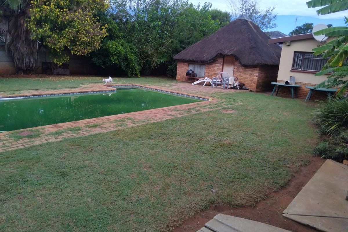 Family home with pool and vast garden - Photo 5