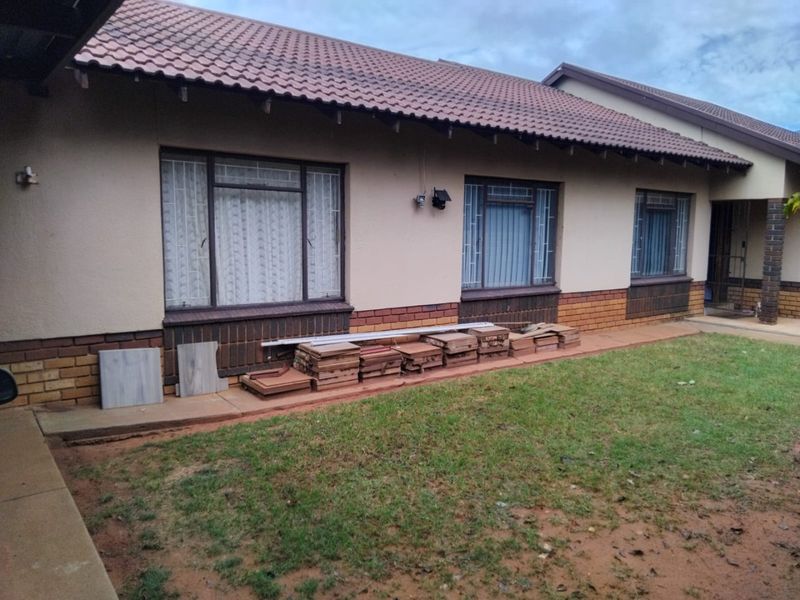 Family home with pool and vast garden - Photo 2