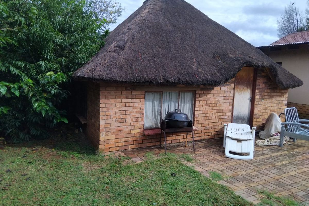 Family home with pool and vast garden - Photo 4