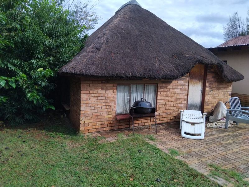 Family home with pool and vast garden - Photo 4