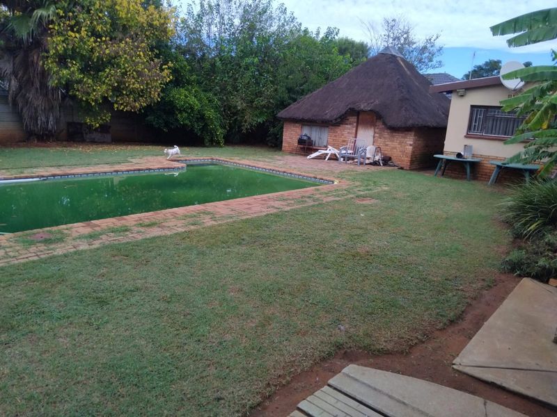 Family home with pool and vast garden - Photo 5