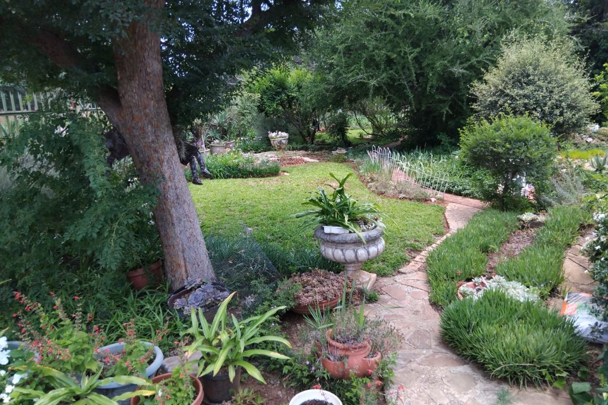 FOUR bedroom family home in Stilfontein - Photo 2