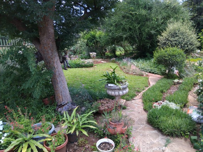 FOUR bedroom family home in Stilfontein - Photo 2
