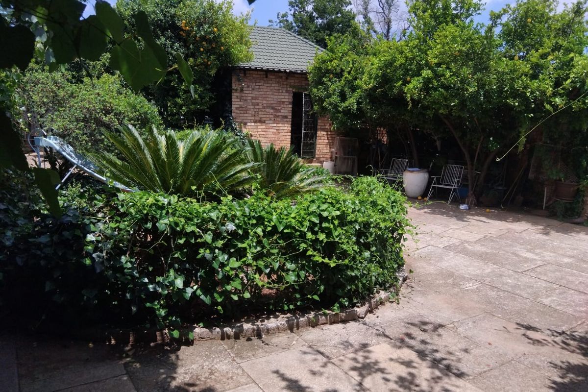 FOUR bedroom family home in Stilfontein - Photo 4