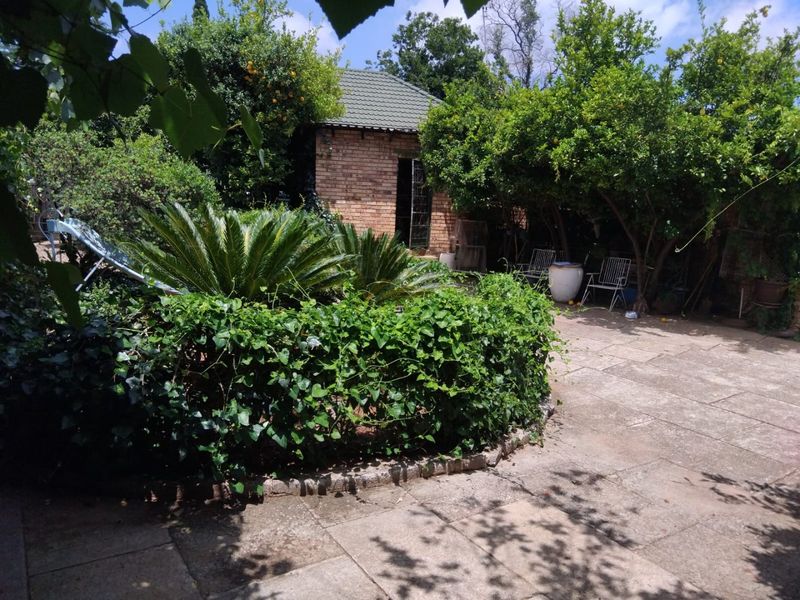 FOUR bedroom family home in Stilfontein - Photo 4