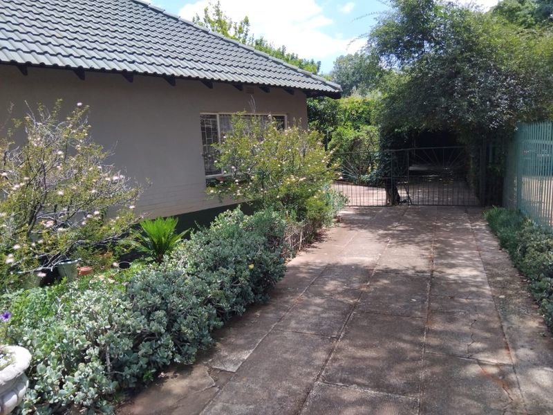 FOUR bedroom family home in Stilfontein - Photo 10