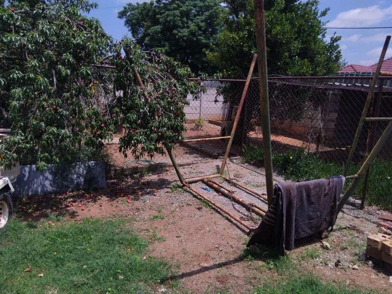 FOUR bedroom family home in Stilfontein - Photo 8