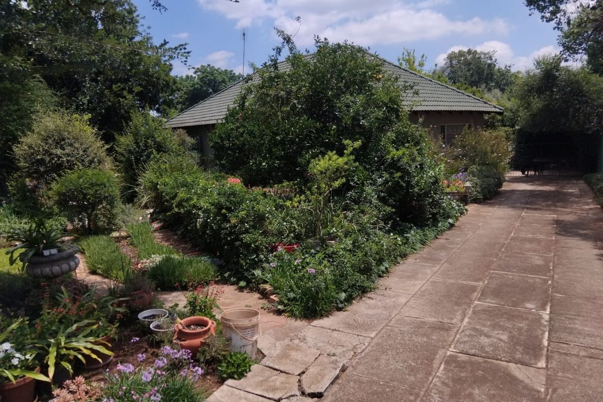 FOUR bedroom family home in Stilfontein - Photo 3