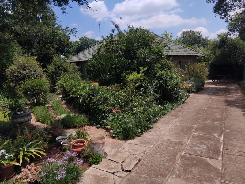 FOUR bedroom family home in Stilfontein - Photo 3