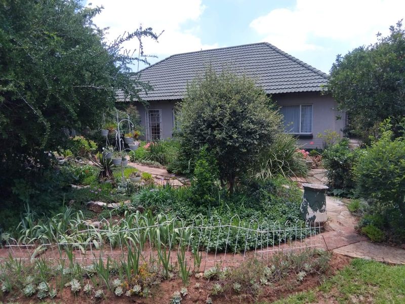 FOUR bedroom family home in Stilfontein - Photo 1