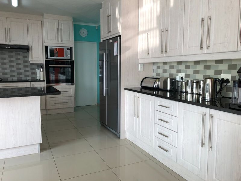 For Sale: 150 Meters from the ocean - The Ultimate Family Home in De Kelders with sea and mountain views.  - Photo 8