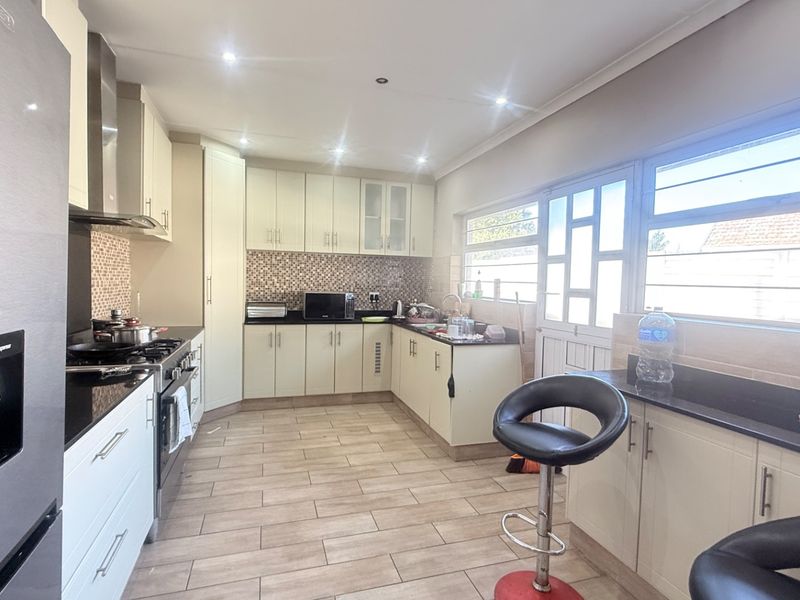 A stunning home. A great investment - Photo 10