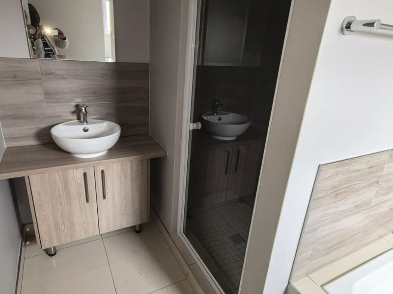 Modern 2-Bedroom Ground Floor Apartment for Rent in Stonewood Estate, Blue Hills - Photo 2