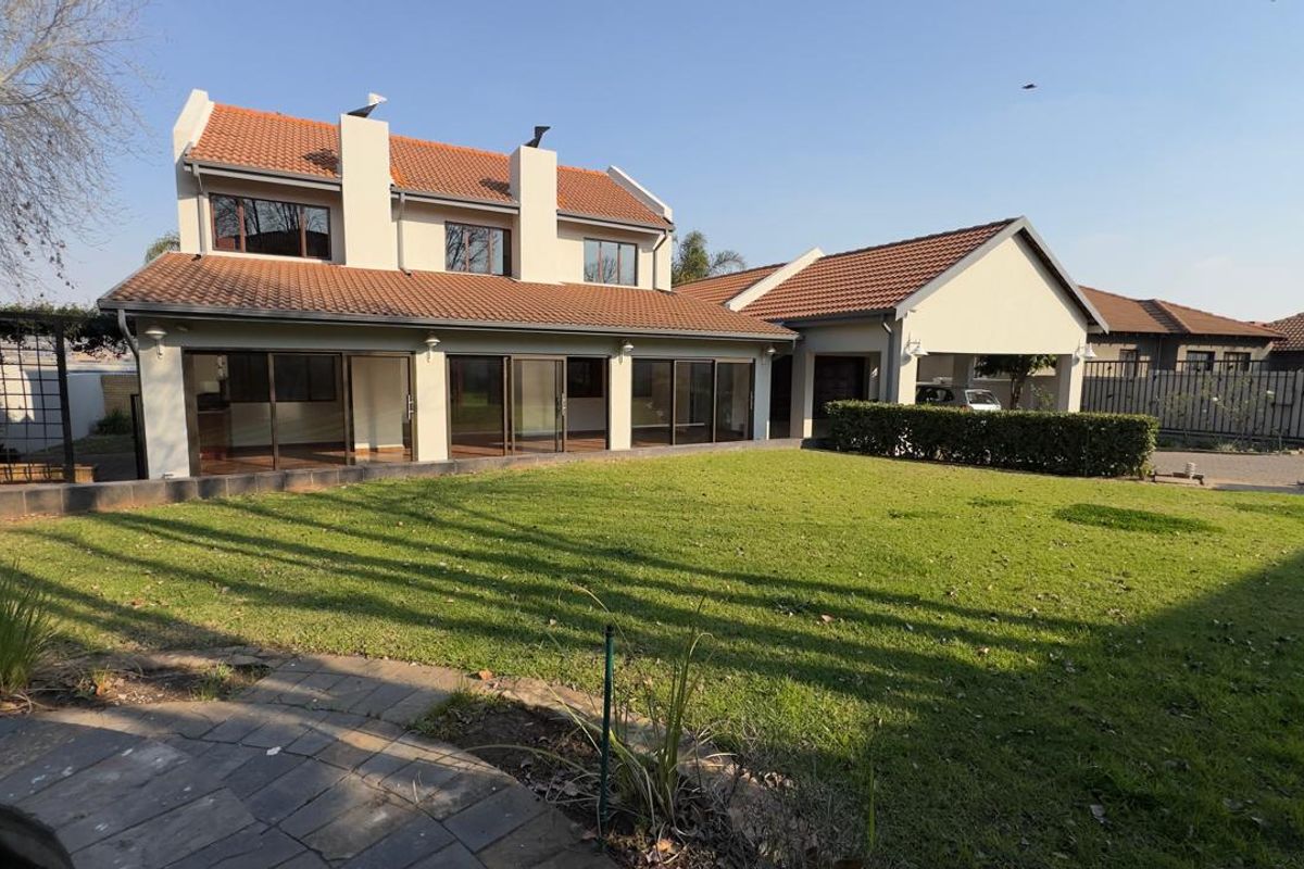4 Bedroom 3 Bathroom house in Amberfield Ridge  - Photo 2