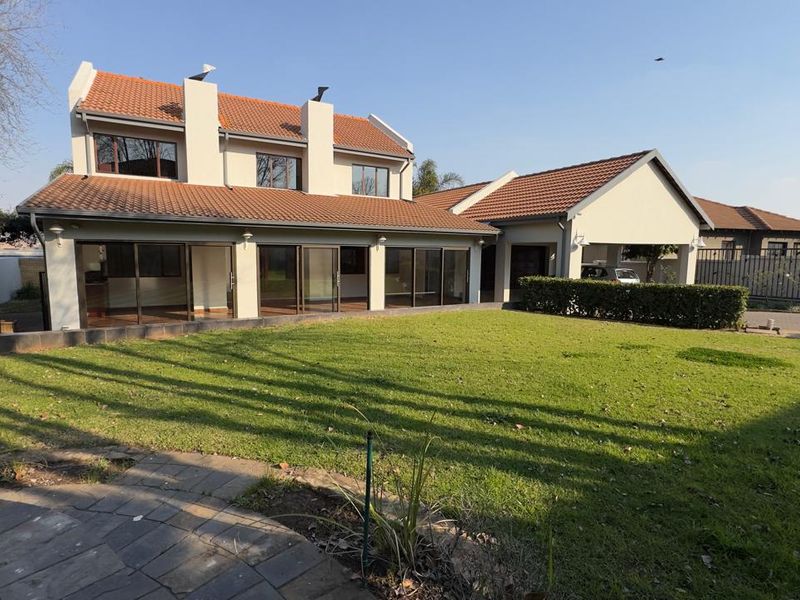 4 Bedroom 3 Bathroom house in Amberfield Ridge  - Photo 2