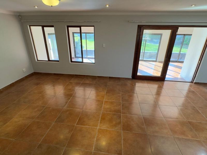 4 Bedroom 3 Bathroom house in Amberfield Ridge  - Photo 10