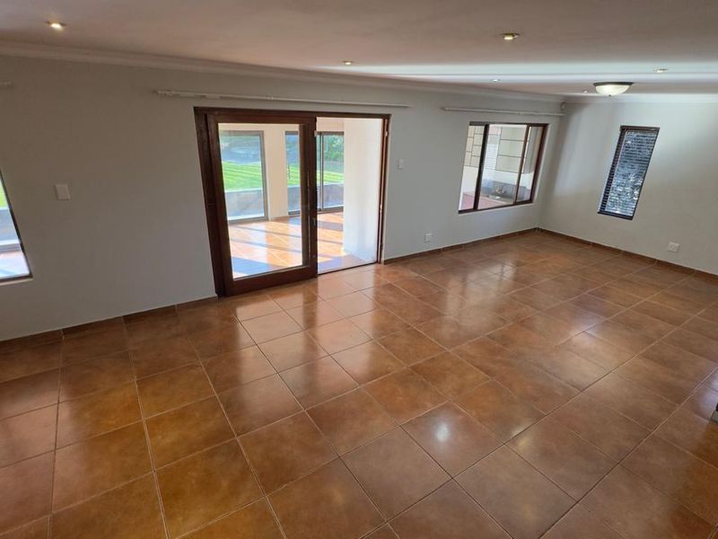 4 Bedroom 3 Bathroom house in Amberfield Ridge  - Photo 7