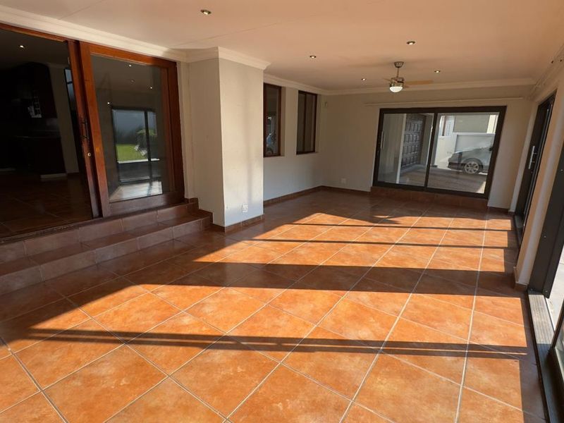 4 Bedroom 3 Bathroom house in Amberfield Ridge  - Photo 6